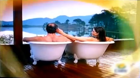 Две ванны на улице с мужчиной в одной ванне и женщиной в другой
